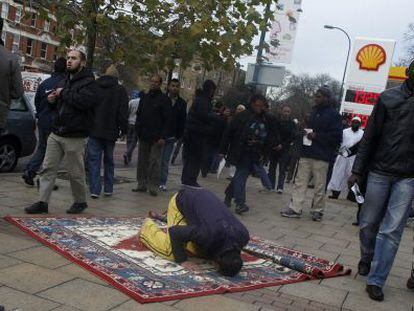 Un musulm&aacute;n reza en la acera de una calle de Londres, en el exterior de una mezquita, en 2011