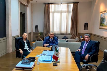 La jefa de Gobierno de Ciudad de México, Claudia Sheinbaum, el secretario de Gobernación, Adán Augusto López, y el coordinador de Morena en el Senado, Ricardo Monreal, este martes.
