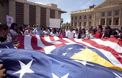 La sede del Legislativo de Arizona ha sido escenario de manifestación a favor y en contra (en la imagen) de la reforma.