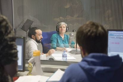 Tina Sainz, durante la grabación de 'El gran apagón' en los estudios de la Cadena SER.