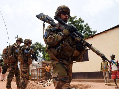 Soldados franceses y estonios, en mayo de 2014 en Bangui (República Centroafricana).