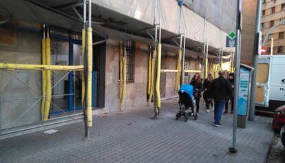 Andamios en el 477 de la calle Aragó de Barcelona