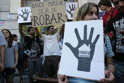 El movimiento de los indignados impide en junio el desahucio de una familia en Elche (Alicante).