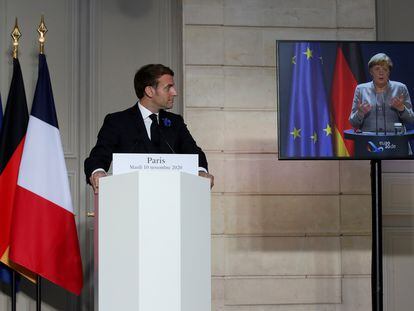 El presidente francés, Emmanuel Macron, escucha a la canciller alemana, Angela Merkel, este martes en la rueda de prensa virtual con líderes europeos celebrada desde París tras una cumbre antiterrorista.