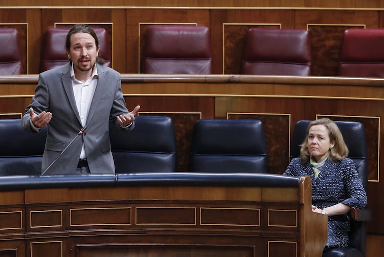 El vicepresidente Pablo Iglesias y la vicepresidenta económica Nadia Calviño, el 13 de mayo en el Congreso.