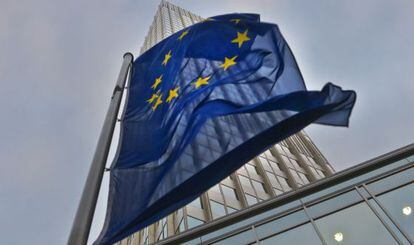 Una bandera de la Uni&oacute;n Europea ondea frente a la sede del BCE