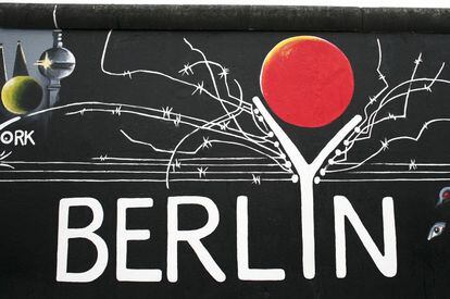 El autor de este mural es Gerhard Lahr, un ilustrador de libros de niños que vive en el este de Berlín. La imagen representa la caída del muro de Berlín y la unión de ciudades como Nueva York y Tokio.