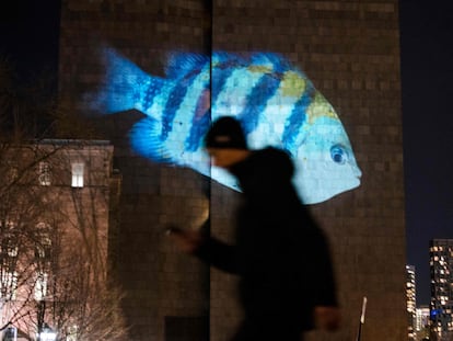 Un mural luminoso sobre biodiversidad del Fondo Mundial para la Naturaleza (WWF), este lunes en Montreal (Canadá).