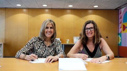 Núria Cabutí y Blanca Rosa Roca en el momento de la firma del acuerdo de adquisición de Roca por Penguin Random House