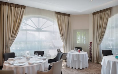 Cerca de Lausana, el chef Franck Giovannini recibe, dentro del hotel de Ville de Crissier, referente gastronómico, a sus comensales con una cocina innovadora, a la vez que mantiene y reafirma un compromiso con productos saludables. Precio: menú, a partir de 369 euros. www.restaurantcrissier.com.