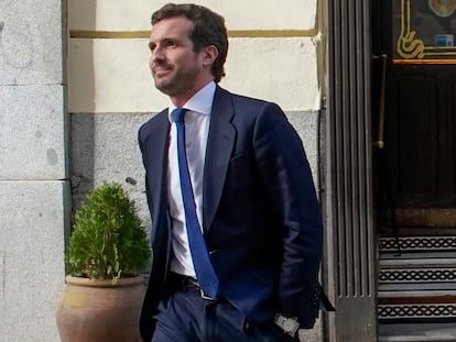 El líder del PP Pablo Casado sale de la taberna El Alabardero en Madrid. ANDREA COMAS