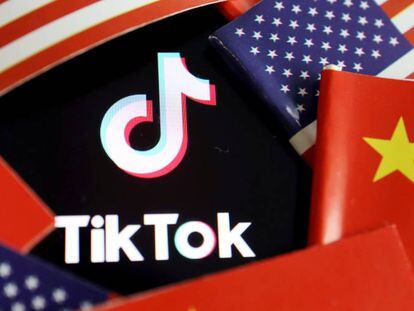 Banderas de china y EE UU junto al logo de TikTok. 