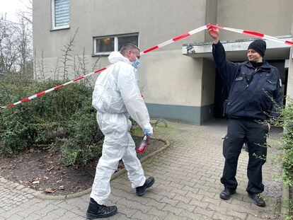 Un experto forense de la policía entra al edificio en donde Daniela Klette, de 65 años, fue arrestada, este martes, en Berlín.