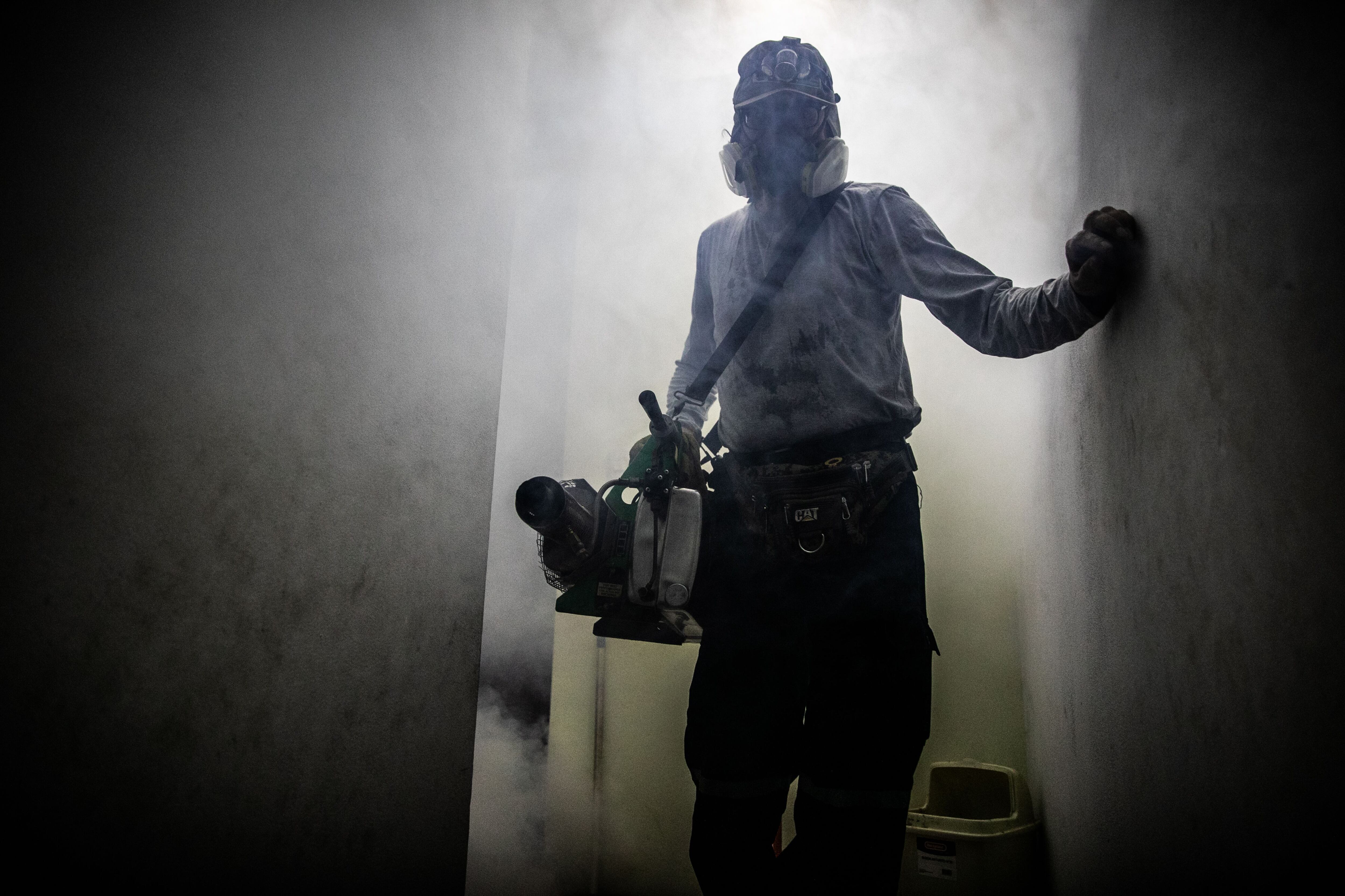 Fumigación de viviendas contra el dengue.