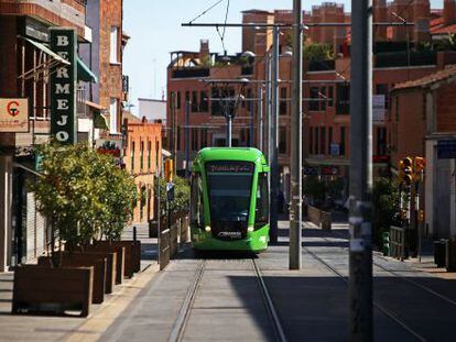 El tranv&iacute;a de Parla a su paso por ell centro de la localidad.