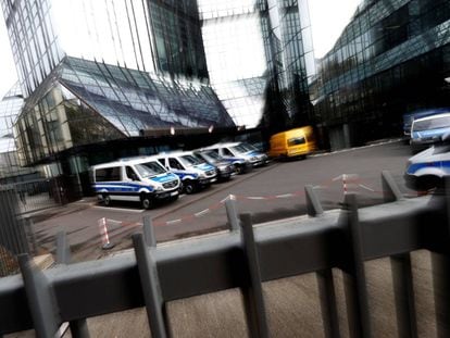 Imagen de vehículos policiales a la entrada de las oficinas del Deutsche Bank en Fráncfort el jueves.