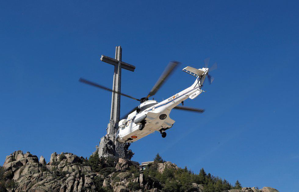 Vista del helicóptero que trasladó los restos de Francisco Franco tras su exhumación del Valle de los Caídos. 