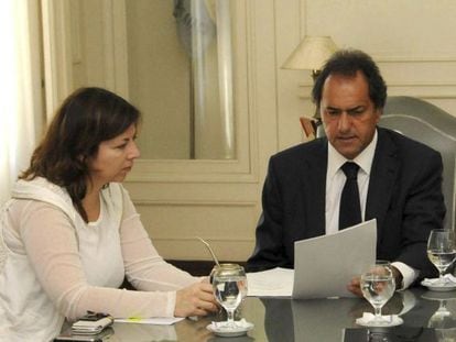 La ministra de Econom&iacute;a de la provincia de Buenos Aires, Silvina Batakis, con el gobernador bonaerense y candidato presidencial argentino, Daniel Scioli.