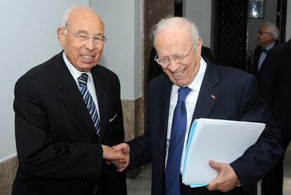 El primer ministro de Túnez, Beji Caid Essebsi (derecha), saluda al ministro de Justicia.