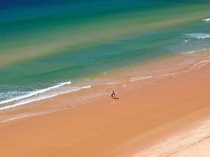 Vista de Praia da Falésia, en Olhos de Água, en el Algarve portugués.