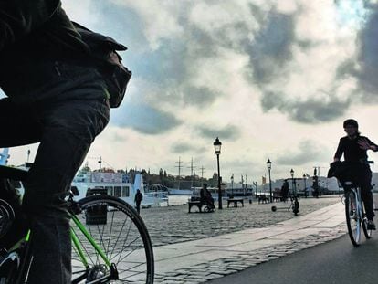 Ciclistas en la calle Skeppsbron, en el centro histórico de Estocolmo.