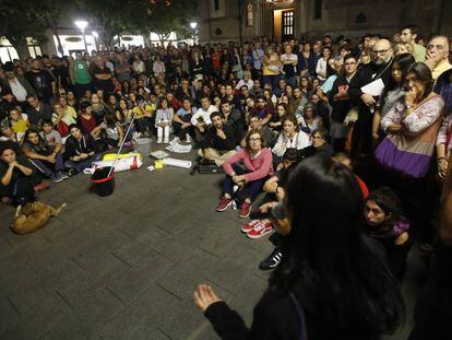 Asamblea de vecinos a la plaza del Ayuntamiento de Sabadell.