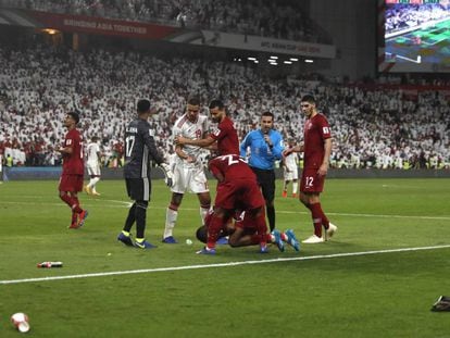 El catarí Salem Al Hajri, en el suelo tras el lanzamiento de sandalias y botellas por el público emiratí en la semifinal de la Copa Asia. 
