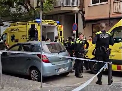 Una ambulancia atiende a Arlets después del momento del crimen, en un piso de Sant Adrià de Besòs.