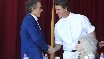 La duquesa de Alba observa como Alfonso Díez saluda a Cayetano Martínez Irujo.