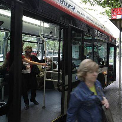 Varios usuarios descienden de un autobús en la Avenida Diagonal de Barcelona el pasado mes de abril. En el primer semestre de 2008, los transportes públicos de la capital catalana perdieron un 1% de usuarios.