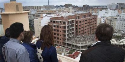 Afectados por las viviendas de Los Chinchorros contemplan sus casas sin acabar.