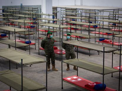 Militares en el pabellón de la Fira de Barcelona habilitado para acoger a personas sin hogar en plena crisis del coronavirus.