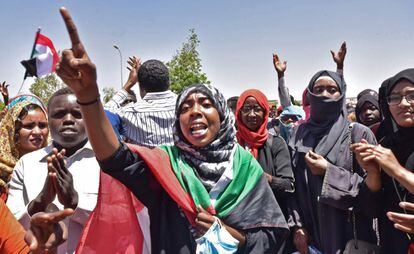 Las protestas frente al cuartel militar en Jartum, Sudán no se han detenido a pesar del arresto de Omar Al-Bashir.