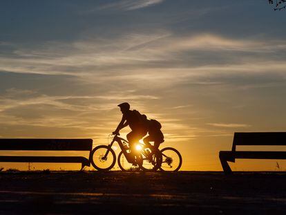 Dos ciclistas y el atardecer en Zaragoza.