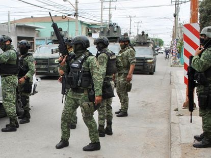 Elementos del Ejército mexicano después del tiroteo en Nuevo Laredo en el que murieron cinco jóvenes, el pasado 26 de febrero.