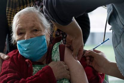 Vacunación de adultos mayores en Ciudad de México, en abril.