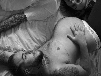 Una de las imágenes de la nueva campaña de Calvin Klein, que muestra a un modelo trans embarazado.
