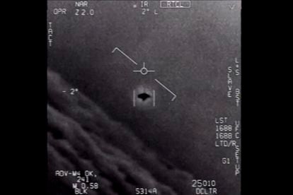 Captura de uno de los vídeos hechos públicos por el Pentágono el 27 de abril de 2020 en el que se pueden ver “fenómenos aéreos no identificados”.