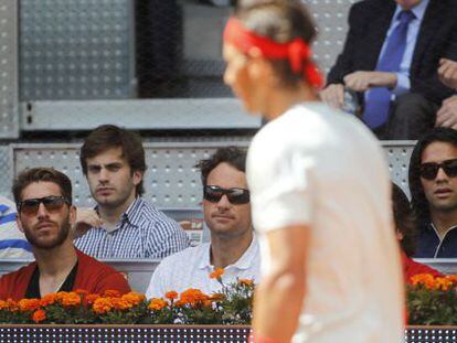 Carlos Moy&agrave; observa un partido de Nadal junto a Sergio Ramos, Claver y Falcao.