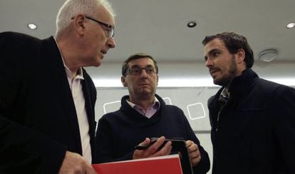 El líder de IU, Cayo Lara, (izquierda) conversa con José Luis Centella (centro), líder del PCE, y Alberto Garzón, portavoz de IU, en una reunión del partido.