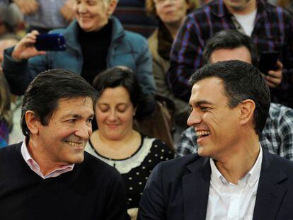 Javier Fern&aacute;ndez, presidente de la gestora del PSOE, y Pedro Sanchez, exsecretario general, en una imagen de 2015.
