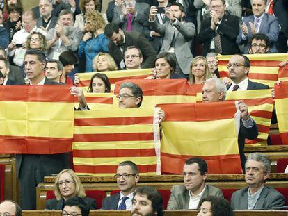 Los diputados del PP en el 'Parlament', con banderas españolas y catalanas tras votarse la declaración de independencia.