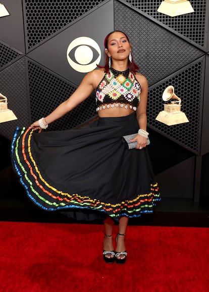 Analisse Rodríguez, con top de crochet y falda negra. 