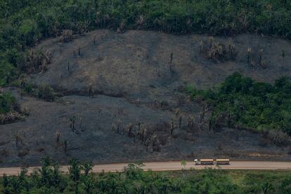Un camión cargado con soja viaja por la carretera BR-163, la vía principal para el flujo de soja producida en la selva amazónica.