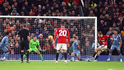 Rasmus Hojlund marca el tercer gol del United contra el Aston Villa.