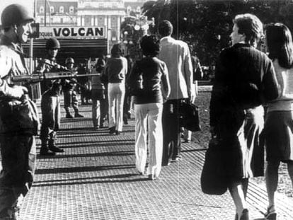 Soldados controlan el acceso a la plaza de Mayo tras el golpe de Estado que derrocó a la presidenta de Argentina Isabel Perón, en marzo de 1976.