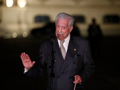 El escritor Mario Vargas Llosa, tras ser condecorado por el Gobierno de Perú en Lima, el 9 de marzo.