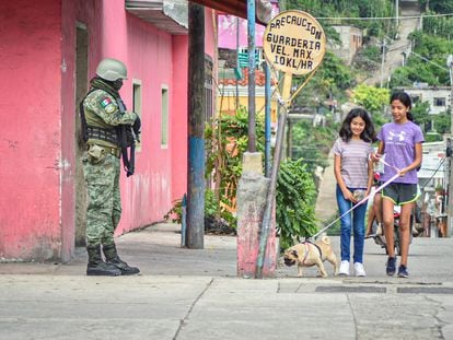 Un soldado del Ejército mexicano hace guardia en una calle de Frontera Comalapa, en el Estado de Chiapas, el 27 de septiembre de 2023.