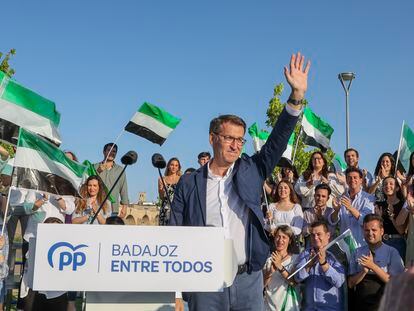 El presidente del PP, Alberto Núñez Feijóo, en un acto electoral en Badajoz el 11 de mayo.