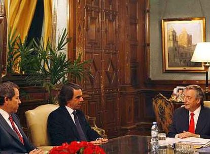 Joseph E. Roberts (izquierda) y José María Aznar (centro), durante la reunión con el presidente de Argentina, Néstor Kirchner, el pasado miércoles.